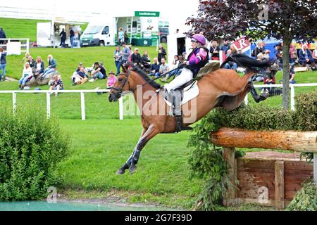 MARLBOROUGH, ROYAUME-UNI. 11 JUILLET. Ginny Howe à cheval Captain Clover, à la mode, lors de l'événement de cross-country 4* au Barbury Castle International Horse Trials, Marlborough, Wiltshire, Royaume-Uni, le dimanche 11 juillet 2021. (Credit: Jon Bromley | MI News) Credit: MI News & Sport /Alay Live News Banque D'Images