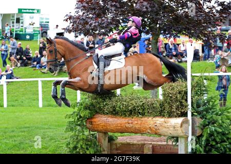 MARLBOROUGH, ROYAUME-UNI. 11 JUILLET. Ginny Howe à cheval Captain Clover, à la mode, lors de l'événement de cross-country 4* au Barbury Castle International Horse Trials, Marlborough, Wiltshire, Royaume-Uni, le dimanche 11 juillet 2021. (Credit: Jon Bromley | MI News) Credit: MI News & Sport /Alay Live News Banque D'Images