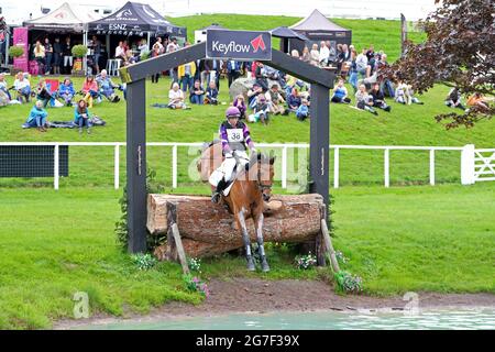 MARLBOROUGH, ROYAUME-UNI. 11 JUILLET. Ginny Howe à cheval Captain Clover, à la mode, lors de l'événement de cross-country 4* au Barbury Castle International Horse Trials, Marlborough, Wiltshire, Royaume-Uni, le dimanche 11 juillet 2021. (Credit: Jon Bromley | MI News) Credit: MI News & Sport /Alay Live News Banque D'Images