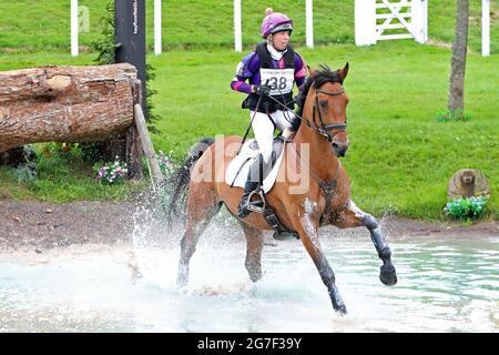 MARLBOROUGH, ROYAUME-UNI. 11 JUILLET. Ginny Howe à cheval Captain Clover, à la mode, lors de l'événement de cross-country 4* au Barbury Castle International Horse Trials, Marlborough, Wiltshire, Royaume-Uni, le dimanche 11 juillet 2021. (Credit: Jon Bromley | MI News) Credit: MI News & Sport /Alay Live News Banque D'Images