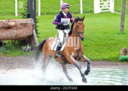 MARLBOROUGH, ROYAUME-UNI. 11 JUILLET. Ginny Howe à cheval Captain Clover, à la mode, lors de l'événement de cross-country 4* au Barbury Castle International Horse Trials, Marlborough, Wiltshire, Royaume-Uni, le dimanche 11 juillet 2021. (Credit: Jon Bromley | MI News) Credit: MI News & Sport /Alay Live News Banque D'Images