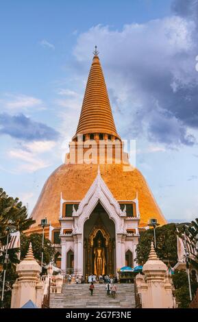 Wat Phra Pathom Chedi Ratchaworamahawihan ou Wat Phra Pathommachedi Ratcha Maha Wihan, à Nakhon Pathom, Thaïlande Banque D'Images