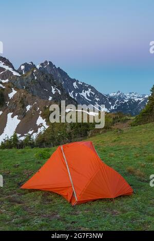 Tentes dans la lumière de l'aube près de Marmot Pass dans la région sauvage de Buckhorn, la forêt nationale olympique, les montagnes olympiques, l'État de Washington, États-Unis Banque D'Images