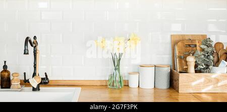 Vue sur la cuisine blanche de style scandinave moderne, détails de la cuisine Banque D'Images
