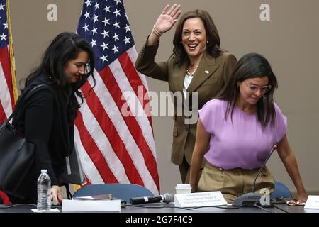 Washington, États-Unis. 13 juillet 2021. Le vice-président américain Kamala Harris arrive lorsqu'elle rencontre des législateurs du Texas à Washington, DC, États-Unis, le mardi 13 juillet. 2021. Les démocrates de la Maison du Texas, après avoir fui Austin pour empêcher le passage d'une loi qui mettrait de nouvelles restrictions de vote en place, sont descendus aujourd'hui à Capitol Hill pour convaincre le Congrès d'adopter la législation fédérale sur les droits de vote photographe: Oliver Contreras/Pool/Sipa USA crédit: SIPA USA/Alay Live News Banque D'Images