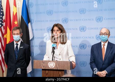 Le vice-président et ministre des Affaires étrangères de la Colombie, Marta Lucia Ramirez, présente un discours à la presse après la réunion du Comité permanent sur la Colombie au siège de l'ONU à New York le 13 juillet 2021. Madame la Vice-Présidente a abordé la situation en Colombie, la criminalité et la violence dans le pays. Elle a affirmé que certains stupéfiants bruts vont dans les pays occidentaux pour être purifiés sans collaborer sur les noms de ces pays. Elle a également répondu aux questions sur les mercenaires colombiens impliqués dans l'assassinat en Haïti et a déclaré que ces personnes doivent être traduits en justice. A droite de Madame la Vice-Présidente se trouve le compte présidentiel Banque D'Images