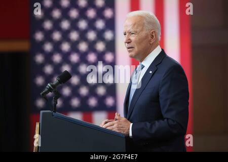 Philadelphie, Pennsylvanie, le 13 juillet 2021. Le président des États-Unis, Joe Biden, prononce un discours sur la protection du droit de vote au National Constitution Center de Philadelphie, en Pennsylvanie, le mardi 13 juillet 2021. Crédit: Saquan Stimpson/CNP Banque D'Images