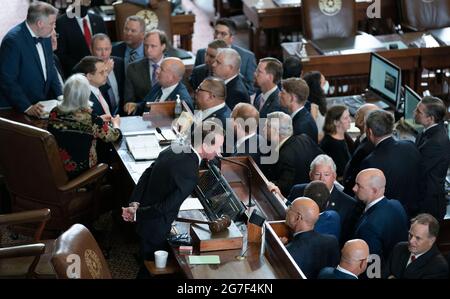 Austin, Texas, États-Unis. 13 juillet 2021. Le Président DADE PHELAN parle aux députés républicains alors que la Chambre tente d'obtenir le quorum des députés le lendemain du départ de la plupart des députés démocrates pour protester contre les projets de loi restrictifs sur le droit de vote à l'étude à la 87e législature. Moins que les 2/3 membres requis se sont présentés de sorte que la Chambre ne peut pas légalement faire des affaires. Crédit : Bob Daemmrich/ZUMA Wire/Alay Live News Banque D'Images