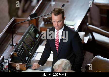 Austin, Texas, États-Unis. 13 juillet 2021. Le Président DADE PHELAN tente de maintenir l'ordre alors que la Chambre tente d'obtenir le quorum des députés le lendemain du départ de la plupart des députés démocrates de l'État pour protester contre les projets de loi restrictifs sur le droit de vote à l'étude à la 87e législature. Moins que les 2/3 membres requis se sont présentés de sorte que la Chambre ne peut pas légalement faire des affaires. Crédit : Bob Daemmrich/ZUMA Wire/Alay Live News Banque D'Images