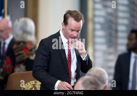 Austin, Texas, États-Unis. 13 juillet 2021. Le Président DADE PHELAN tente de maintenir l'ordre alors que la Chambre tente d'obtenir le quorum des députés le lendemain du départ de la plupart des députés démocrates de l'État pour protester contre les projets de loi restrictifs sur le droit de vote à l'étude à la 87e législature. Moins que les 2/3 membres requis se sont présentés de sorte que la Chambre ne peut pas légalement faire des affaires. Crédit : Bob Daemmrich/ZUMA Wire/Alay Live News Banque D'Images