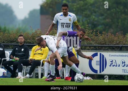 DRIEL, PAYS-BAS - JUILLET 13: Enzo Cornelisse de vitesse, Luc Castaignos de l'OFI Crete FC lors du match pré-saison entre vitesse et OFI Kreta au RKSV Driel Stadion le 13 juillet 2021 à Driel, pays-Bas (photo de René Nijhuis/Orange Pictures) Banque D'Images