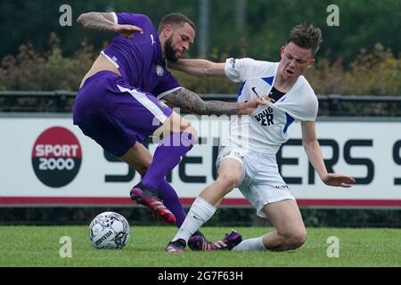 DRIEL, PAYS-BAS - JUILLET 13 : Luc Castaignos de l'OFI Crete FC, Enzo Cornelisse de vitesse pendant le match pré-saison entre vitesse et OFI Kreta au RKSV Driel Stadion le 13 juillet 2021 à Driel, pays-Bas (photo de René Nijhuis/Orange Pictures) Banque D'Images
