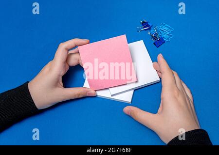 Femme main tenant des notes vierges écrire de nouvelles idées de mises à jour de Messege. Lady Palm montrant l'enveloppe pliage envoi de lettres adresse postale. Banque D'Images