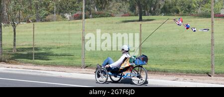 Los Angeles, Californie Etats-Unis - 29 mars 2021: Homme pilote à vélo couché Banque D'Images