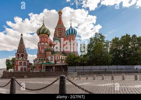 Cathédrale Saint-Basile sur la place Rouge de Moscou, sur fond de ciel nuageux. Banque D'Images