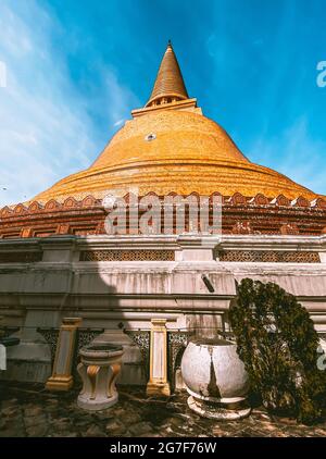 Wat Phra Pathom Chedi Ratchaworamahawihan ou Wat Phra Pathommachedi Ratcha Maha Wihan, à Nakhon Pathom, Thaïlande Banque D'Images