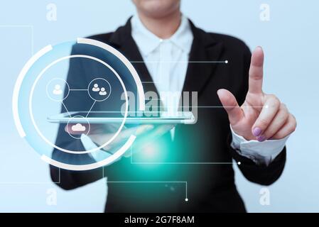 Femme en costume tenant debout tablette pointant le doigt sur le bouton virtuel futuriste. Lady in Uniform port Touchpad appuyant sur interface moderne Banque D'Images