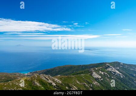 Vue sur Montecristo et Pianosa depuis Monte Capanne, île d'Elbe. Banque D'Images