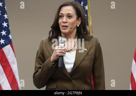 Washington, DC, États-Unis. 13 juillet 2021. Le vice-président américain Kamala Harris parle lors d'une réunion avec des législateurs du Texas à Washington, DC, Etats-Unis, le mardi 13 juillet, 2021. Les démocrates de la Chambre des représentants du Texas, après avoir fui Austin pour empêcher l'adoption d'une loi qui mettrait en place de nouvelles restrictions électorales, sont descendus aujourd'hui au Capitole pour convaincre le Congrès d'adopter la loi fédérale sur le droit de vote. Credit: Oliver Contreras/Pool via CNP/dpa/Alay Live News Banque D'Images