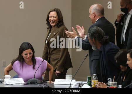 Washington, DC, États-Unis. 13 juillet 2021. Le vice-président américain Kamala Harris arrive lorsqu'elle rencontre des législateurs du Texas à Washington, DC, États-Unis, le mardi 13 juillet. 2021. Les démocrates de la Chambre des représentants du Texas, après avoir fui Austin pour empêcher l'adoption d'une loi qui mettrait en place de nouvelles restrictions électorales, sont descendus aujourd'hui au Capitole pour convaincre le Congrès d'adopter la loi fédérale sur le droit de vote. Credit: Oliver Contreras/Pool via CNP/dpa/Alay Live News Banque D'Images