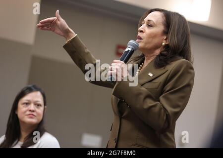 Washington, DC, États-Unis. 13 juillet 2021. Le vice-président américain Kamala Harris parle lors d'une réunion avec des législateurs du Texas à Washington, DC, Etats-Unis, le mardi 13 juillet, 2021. Les démocrates de la Chambre des représentants du Texas, après avoir fui Austin pour empêcher l'adoption d'une loi qui mettrait en place de nouvelles restrictions électorales, sont descendus aujourd'hui au Capitole pour convaincre le Congrès d'adopter la loi fédérale sur le droit de vote. Credit: Oliver Contreras/Pool via CNP/dpa/Alay Live News Banque D'Images