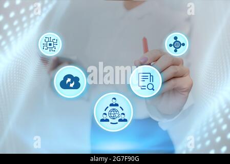 Lady en uniforme tenant debout tablette et de taper virtuellement avec le stylo. Femme d'affaires portant une tablette dactylographiant et affichant de nouvelles technologies futuristes. Banque D'Images
