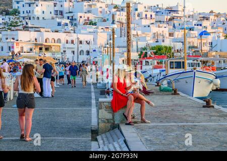 PAROS, CYCLADES, GRÈCE - JUIN 2018: Touristes marchant et prenant des photos le long du village de bord de mer de Naousa sur l'île de Paros, Cyclades, Grèce, Banque D'Images