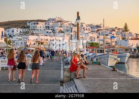 PAROS, CYCLADES, GRÈCE - JUIN 2018: Touristes marchant et prenant des photos le long du village de bord de mer de Naousa sur l'île de Paros, Cyclades, Grèce, Banque D'Images