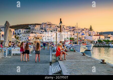 PAROS, CYCLADES, GRÈCE - JUIN 2018: Touristes marchant et prenant des photos le long du village de bord de mer de Naousa sur l'île de Paros, Cyclades, Grèce, Banque D'Images