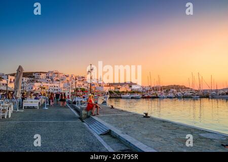 PAROS, CYCLADES, GRÈCE - JUIN 2018: Touristes marchant et prenant des photos le long du village de bord de mer de Naousa sur l'île de Paros, Cyclades, Grèce, Banque D'Images