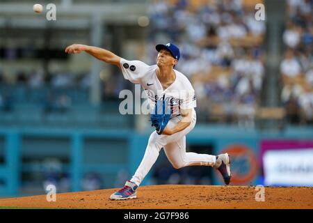 Los Angeles Dodgers Pitcher Walker Buehler (21) lance le ballon lors d'un match de la saison régulière de la MLB contre les Arizona Diamondbacks, samedi 10 juillet Banque D'Images