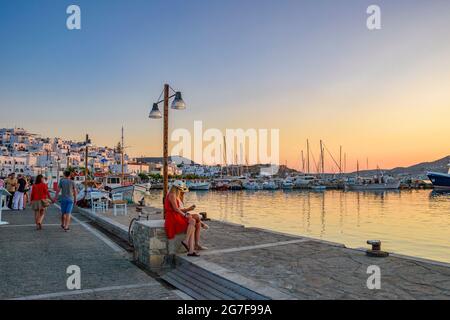 PAROS, CYCLADES, GRÈCE - JUIN 2018: Touristes marchant et prenant des photos le long du village de bord de mer de Naousa sur l'île de Paros, Cyclades, Grèce, Banque D'Images