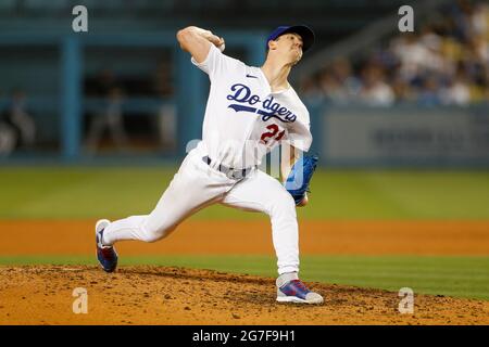 Los Angeles Dodgers Pitcher Walker Buehler (21) lance le ballon lors d'un match de la saison régulière de la MLB contre les Arizona Diamondbacks, samedi 10 juillet Banque D'Images