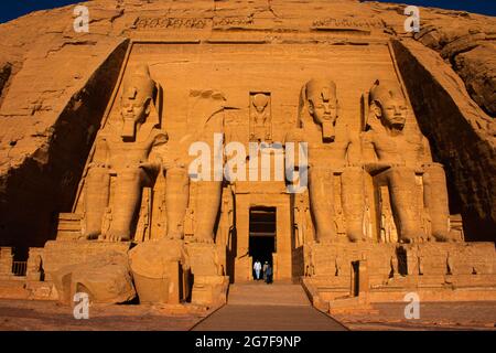 Entrée célèbre à Abu Simbel, Égypte Banque D'Images