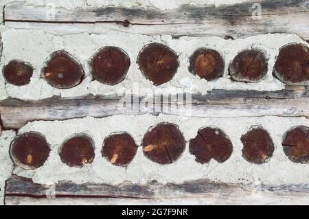 Cette ancienne cabane en bois de pain d'épice est complexe et simple. Les murs en bois de corde abîmés sont illustrés. Banque D'Images