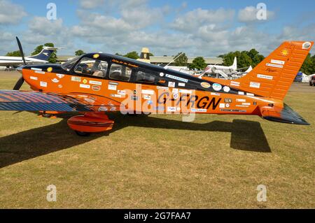 Piper PA-28 Cherokee Dakota G-FRGN, de Polly Vacher, le plus petit avion volé en solo par une femme du monde entier via l'Australie. Publicité Banque D'Images