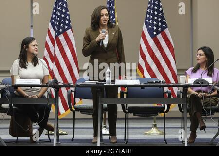 Washington, États-Unis. 13 juillet 2021. Le vice-président américain Kamala Harris parle lors d'une rencontre avec les législateurs du Texas à Washington, DC, le mardi 13 juillet 2021. Les démocrates de la Chambre des représentants du Texas, après avoir fui Austin pour empêcher l'adoption d'une loi qui mettrait en place de nouvelles restrictions électorales, sont descendus aujourd'hui au Capitole pour convaincre le Congrès d'adopter une loi fédérale sur le droit de vote. Photo d'Oliver Contreras/UPI crédit: UPI/Alay Live News Banque D'Images