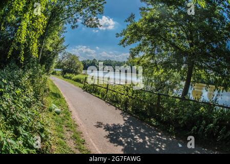 Le chemin autour du lac Arrow Valley, à Arrow Valley Country Park, Redditch, Worcs. ROYAUME-UNI Banque D'Images