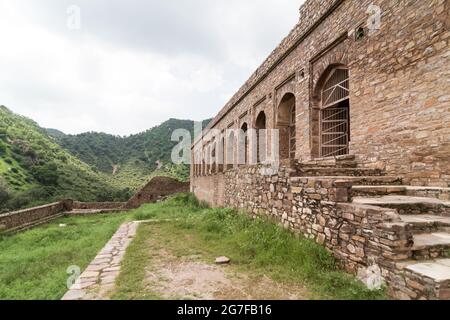 Ruines du fort de Bhangarh dans l'état Rajasthan de l'Inde Banque D'Images