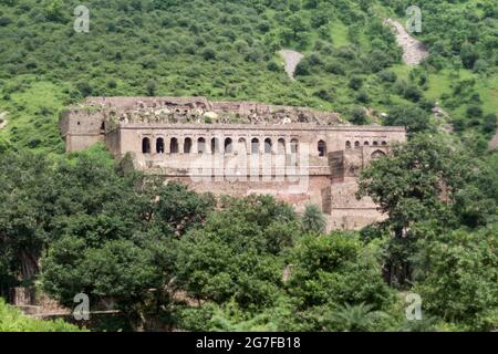 Ruines du fort de Bhangarh dans l'état Rajasthan de l'Inde Banque D'Images