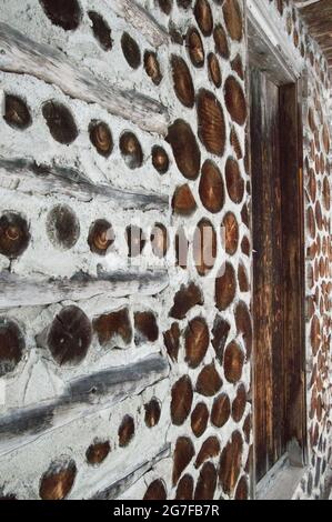 Cette ancienne cabane en bois de pain d'épice est complexe et simple. Les murs en bois de corde abîmés sont illustrés. Banque D'Images