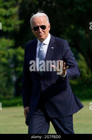 Washington, Vereinigte Staaten. 13 juillet 2021. Le président des États-Unis Joe Biden se délase alors qu'il marche sur la pelouse sud de la Maison Blanche à son retour à Washington de Philadelphie le 13 juillet 2021. Credit: Yuri Gripas/Pool via CNP/dpa/Alay Live News Banque D'Images