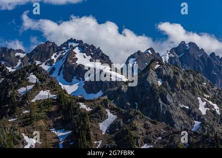 Superbes montagnes surplombant Marmot Pass dans la région sauvage de Buckhorn, la forêt nationale olympique, les montagnes Olympic, l'État de Washington, États-Unis Banque D'Images