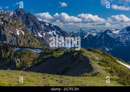 Superbes montagnes surplombant Marmot Pass dans la région sauvage de Buckhorn, la forêt nationale olympique, les montagnes Olympic, l'État de Washington, États-Unis Banque D'Images