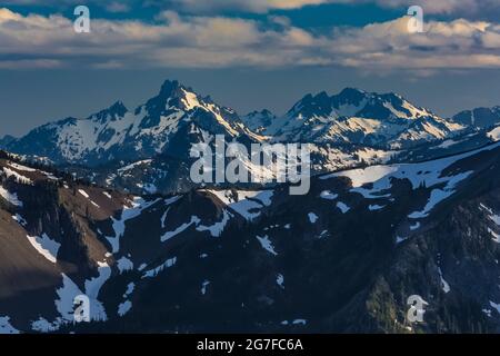 Superbes montagnes surplombant Marmot Pass dans la région sauvage de Buckhorn, la forêt nationale olympique, les montagnes Olympic, l'État de Washington, États-Unis Banque D'Images