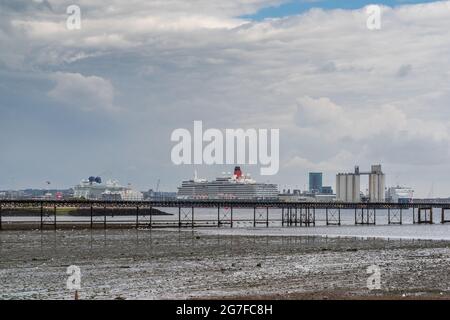 Les navires de croisière Cunard Queen Elizabeth et Britannia sont amarrés dans le port de Southampton, avec Hythe Pier en premier plan, Southampton, Angleterre, Royaume-Uni Banque D'Images