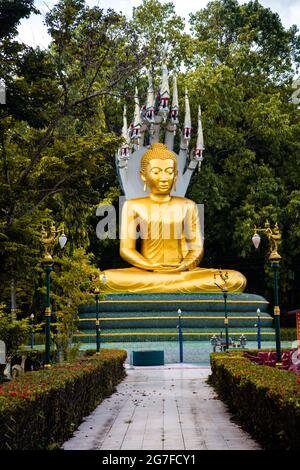 Temple Wat Chak Yai, bouddha d'or et des centaines de moines, à Chanthaburi, en Thaïlande Banque D'Images