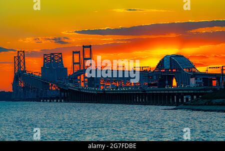 Coucher de soleil sur le pont de Chesapeake Bay Banque D'Images