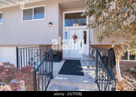 Porche surélevé d'une maison avec banister en métal noir Banque D'Images