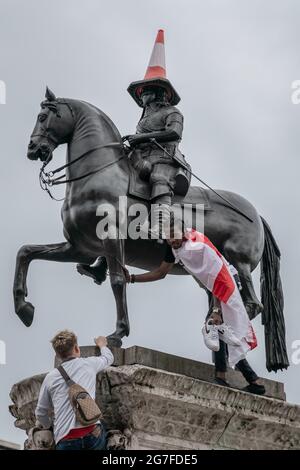 Euro 2020 : comportement désordonné, des milliers de fans de football affluant près de Trafalgar Square devant la finale du match entre l'Angleterre et l'Italie. Londres, Royaume-Uni. Banque D'Images